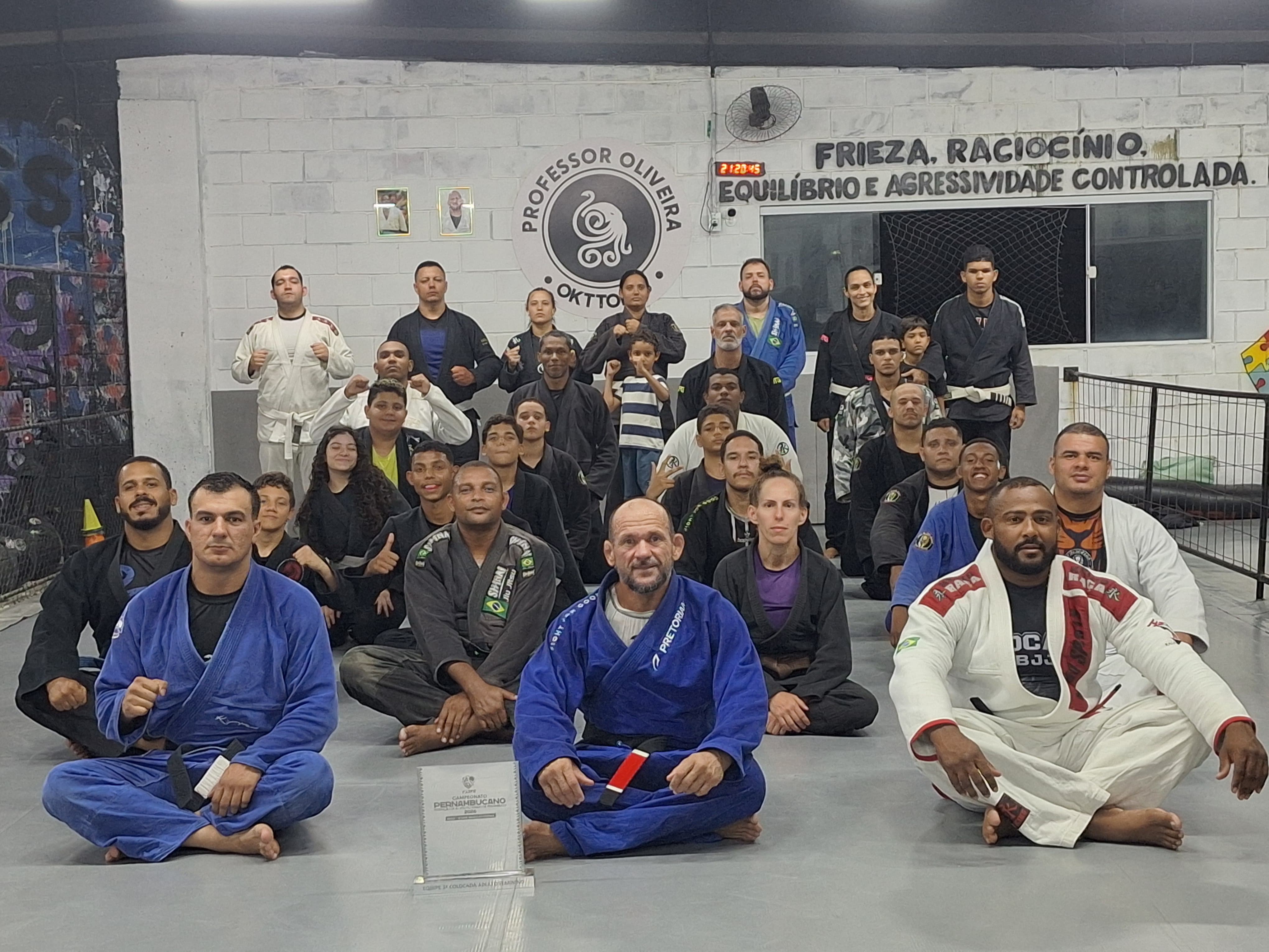 Turma de Jiu-Jitsu reunida no tatame