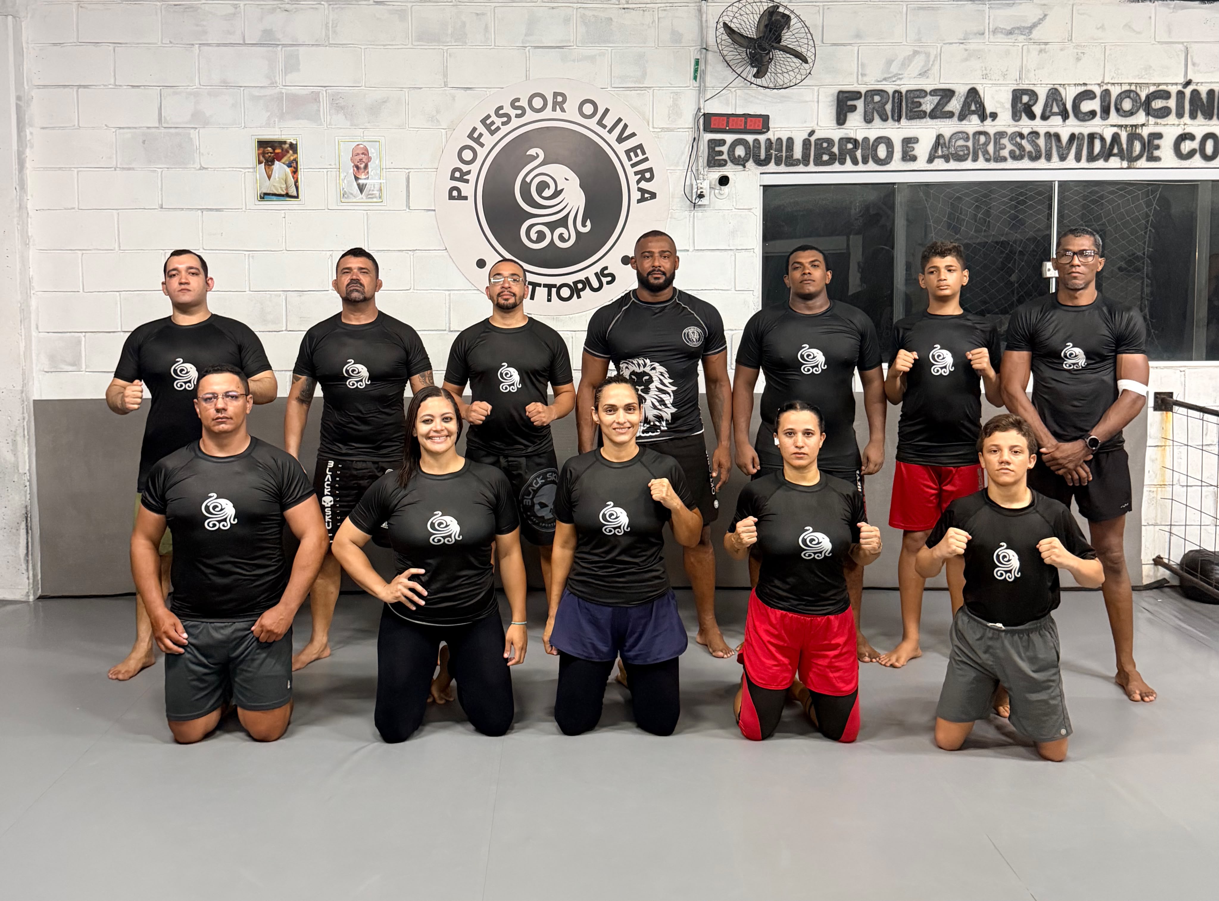 Turma de artes marciais uniformizada