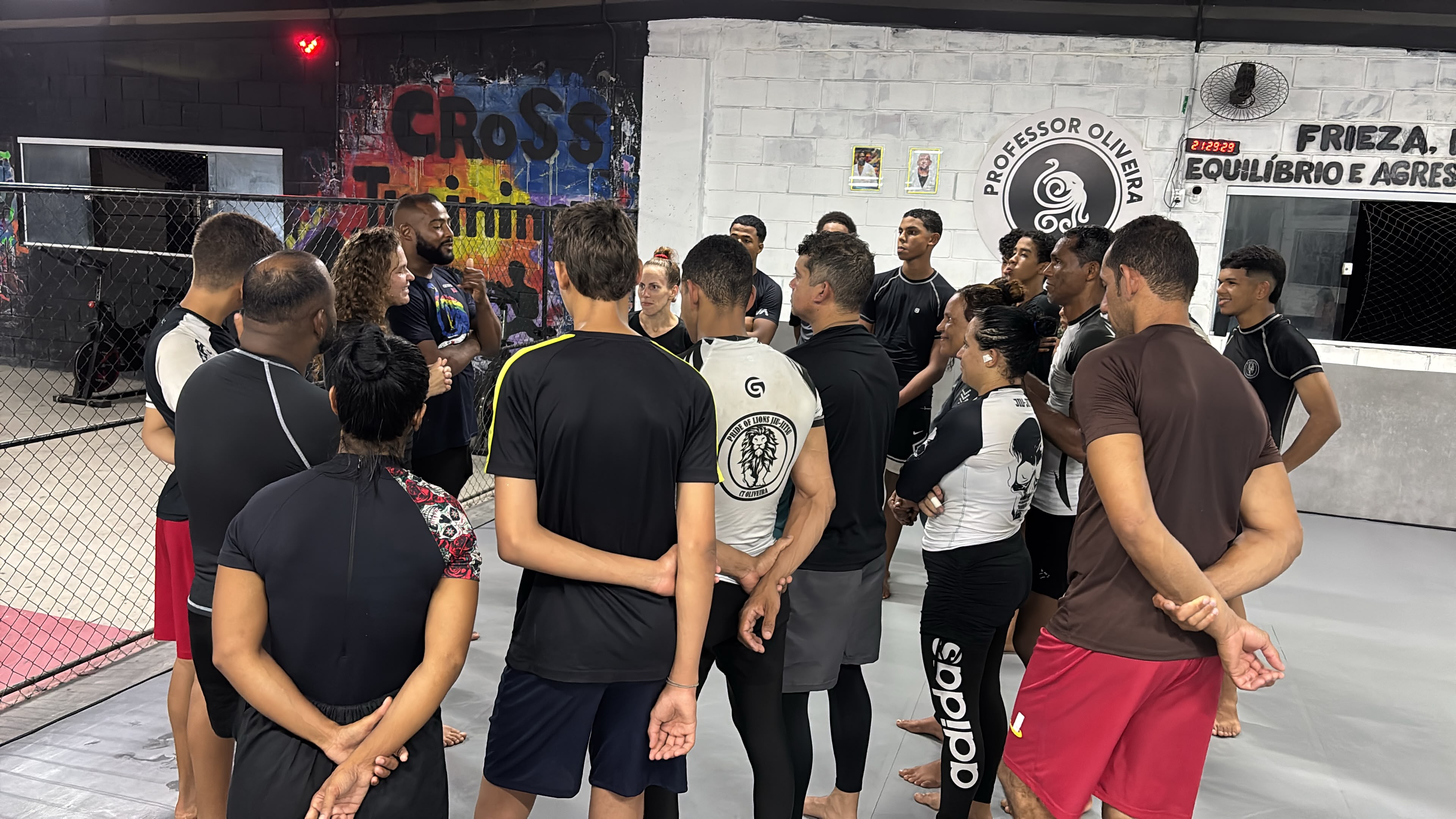Alunos reunidos durante o treino