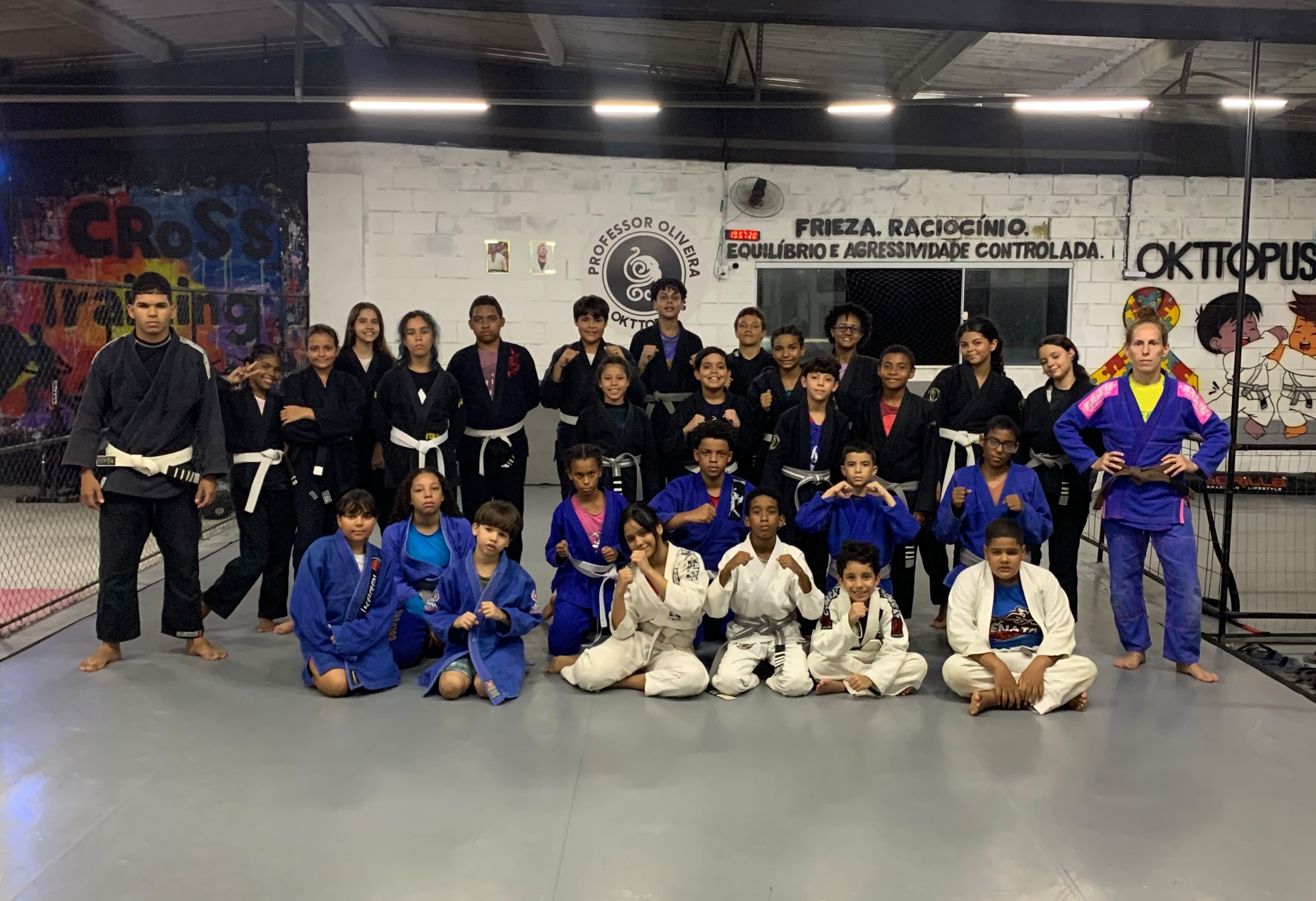 Crianças de Jiu-Jitsu reunidas no tatame