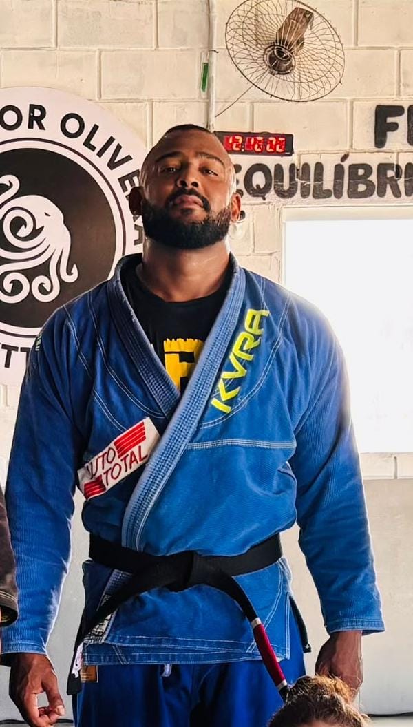 Professor com kimono azul