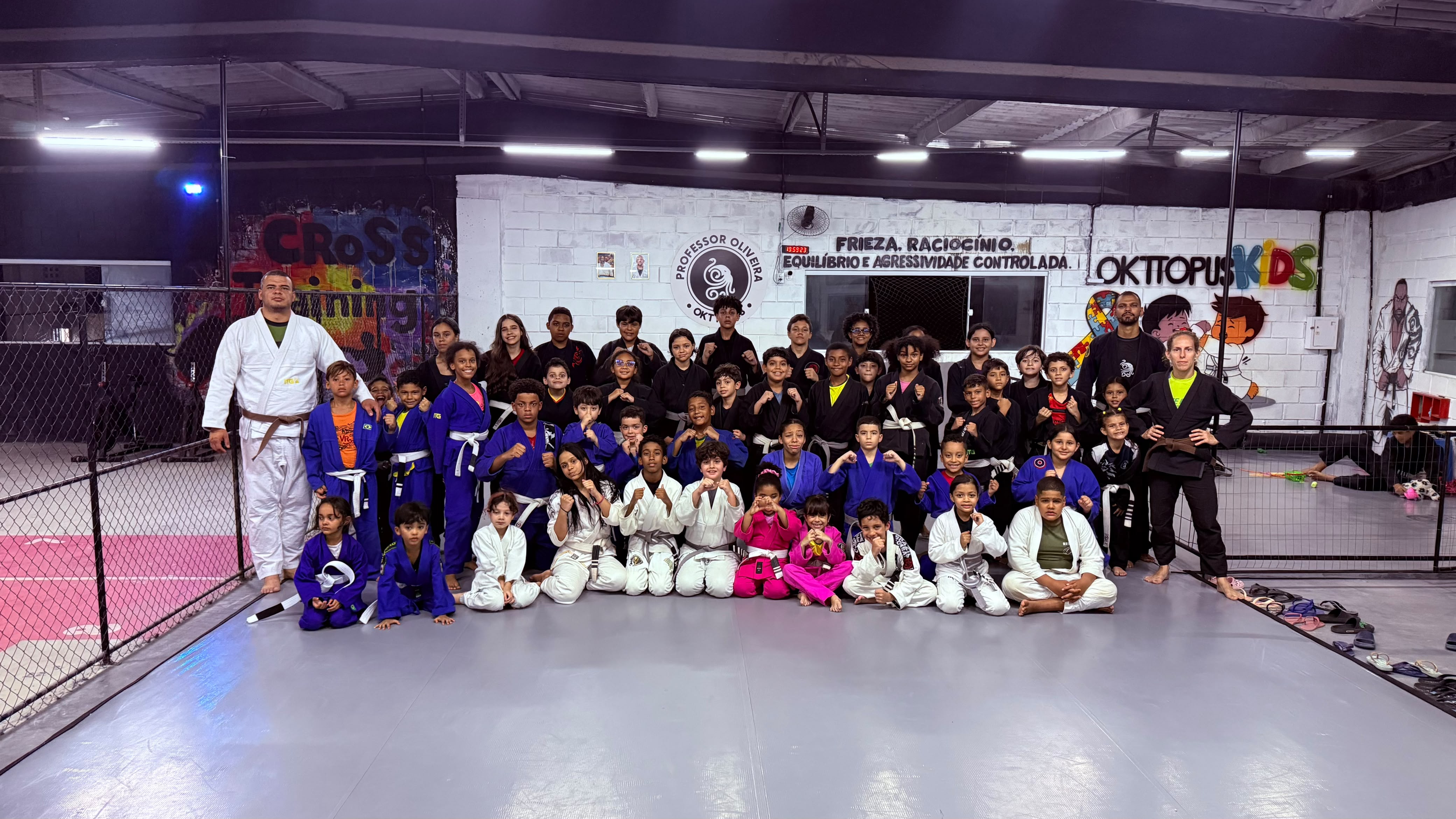 Turma infantil de Jiu-Jitsu reunida